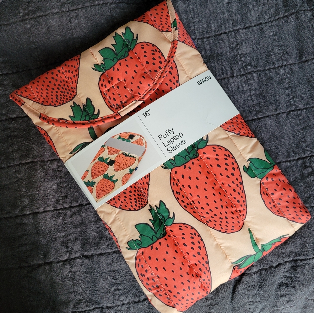BAGGU 16" Puffy Laptop Sleeve in Strawberry